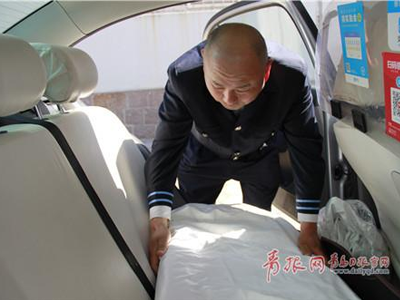 Qingdao taxis began to change their seat covers. They are not afraid of getting wet!